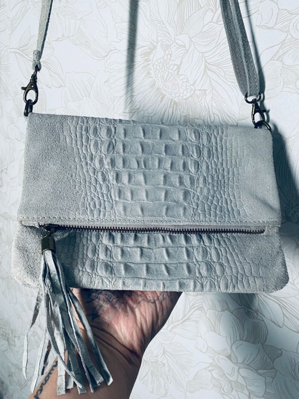 Artisan Made In Italy Crocodile Embossed Gray Suede Foldover Crossbody Clutch Wi - Picture 5 of 11